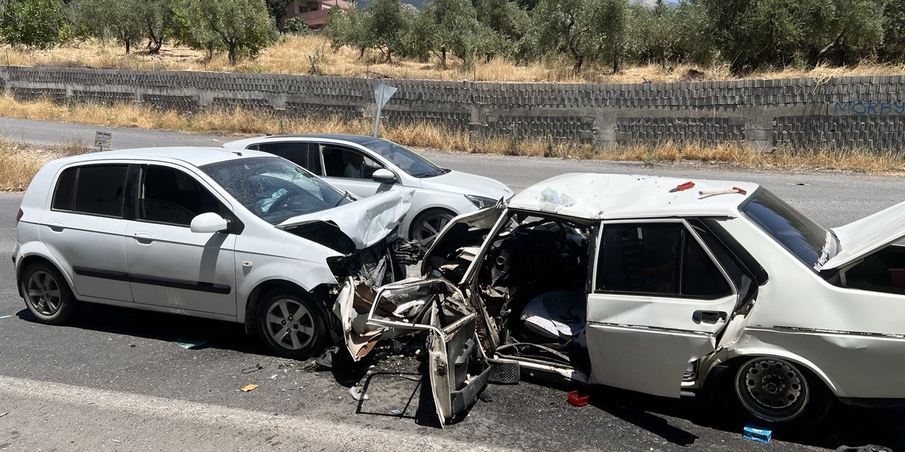 Kahramanmaraş’ta iki otomobil kafa kafaya çarpıştı: 2 yaralı