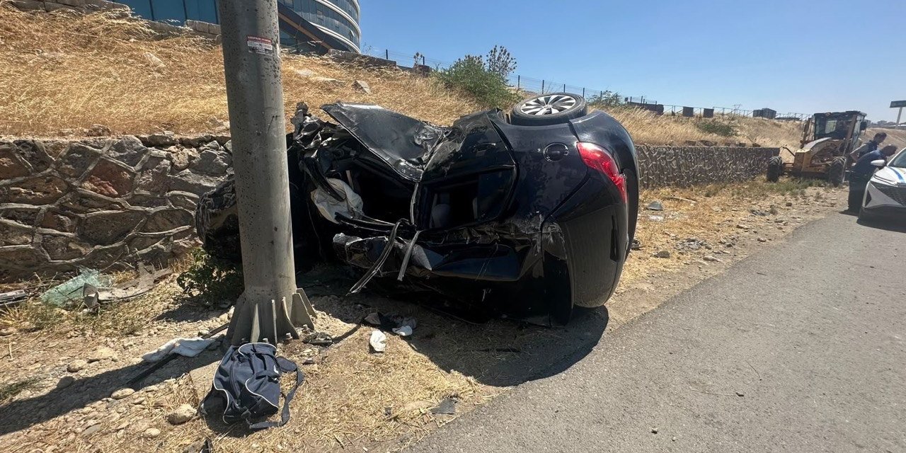 Kahramanmaraş’ta otomobil KGYS direğine çarptı: 2 ağır yaralı