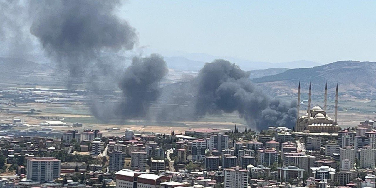 Kahramanmaraş’ta plastik deposu ve tekstil fabrikasında yangın