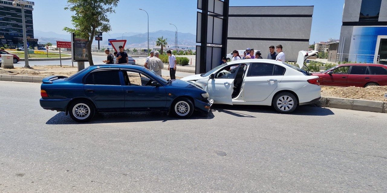 Kahramanmaraş’ta İki Otomobil Çarpıştı: Biri Çocuk 3 Yaralı