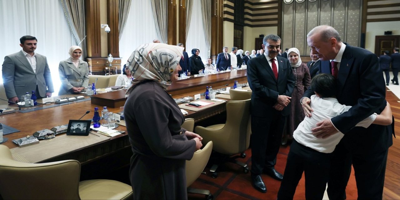 Cumhurbaşkanı Erdoğan, Ayser Çalık Ortaokulu Şehitlerinin Aileleriyle Bir Araya Geldi