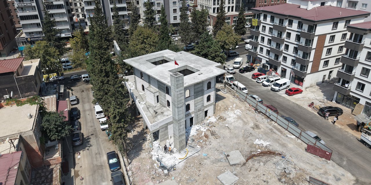 Depremde Hasar Alarak Yıkılan Fatma Gölcü Camii, Hızla Yükseliyor