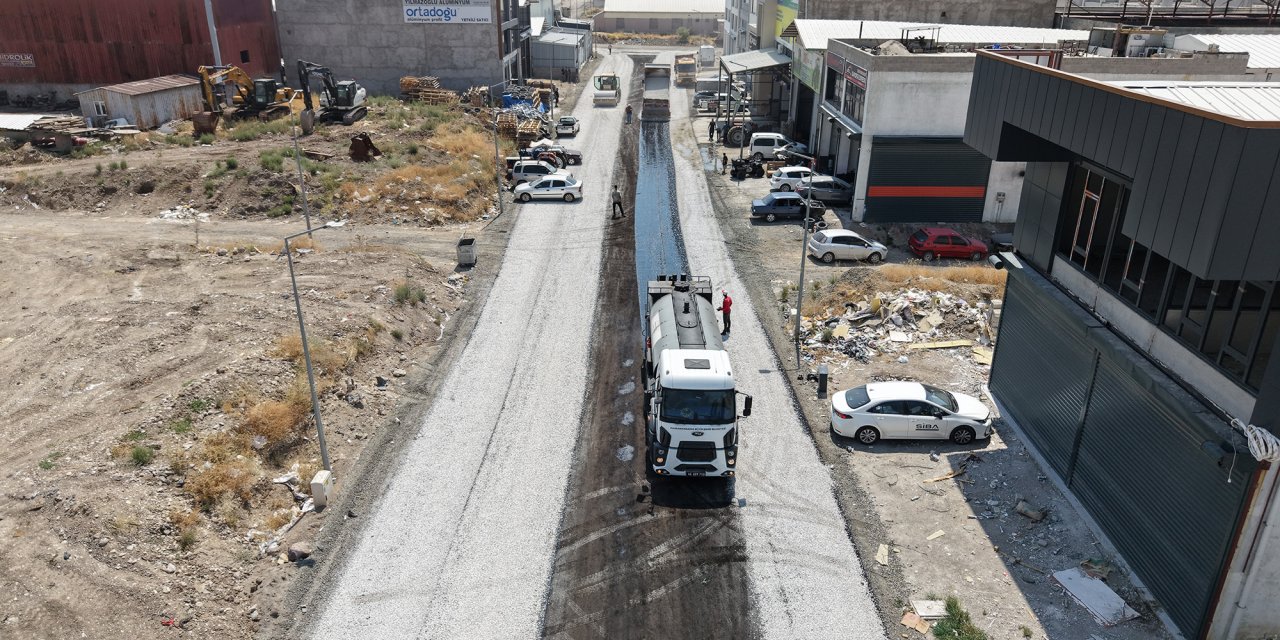 Yeni Sanayi Sitesi’nde Asfalt Mesaisi Sürüyor