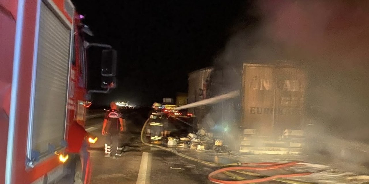 Kahramanmaraş’ta madeni yağ yüklü tır yangında demir yığınına döndü