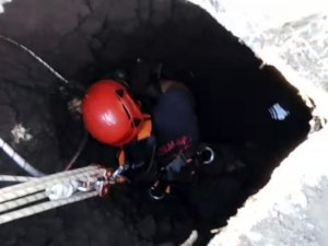 Kuyuya Düşen Kedi Kurtarıldı!