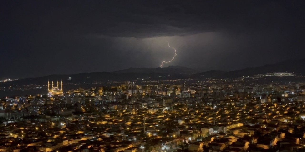 Kahramanmaraş’ta Yıldırımlar Geceyi Gündüze Çevirdi