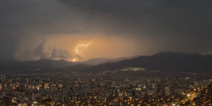 Kahramanmaraş’ta Yıldırımlar Geceyi Gündüze Çevirdi