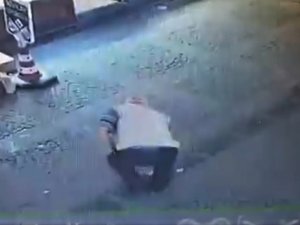 Yaşlı adam yerde bulduğu maskeyi yüzüne taktı