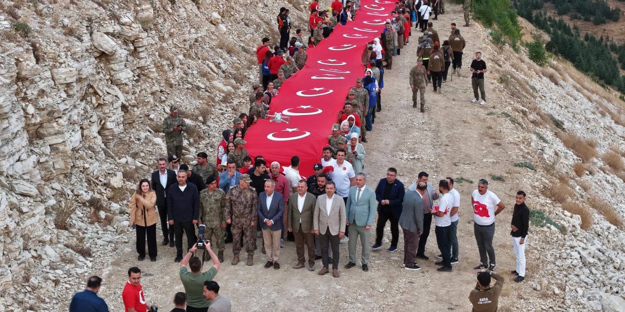 Dünyanın en büyük Türk bayrağında anlamlı 30 Ağustos Bayrağa Saygı Yürüyüşü