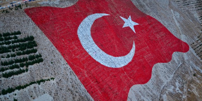 Dünyanın en büyük Türk bayrağında anlamlı 30 Ağustos Bayrağa Saygı Yürüyüşü