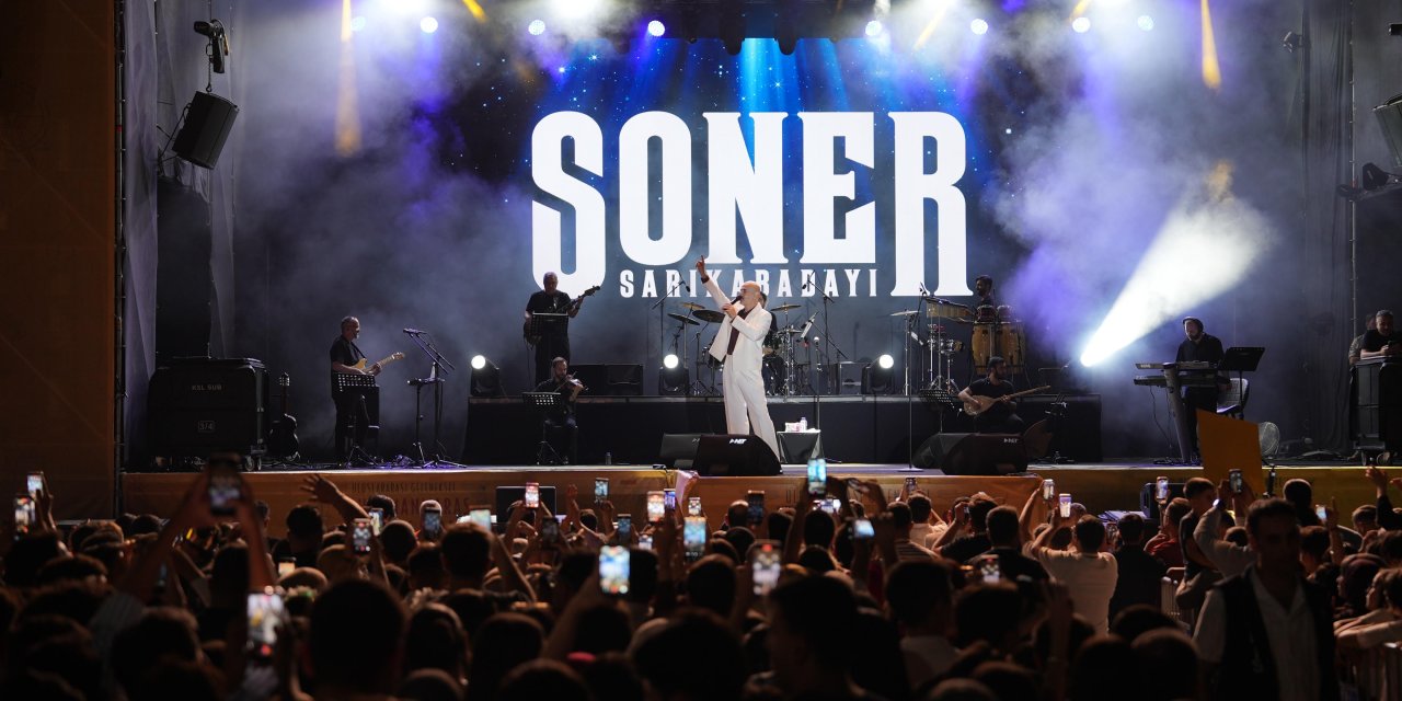 Zafer Bayramı Coşkusu Soner Sarıkabadayı Konseriyle Taçlandı