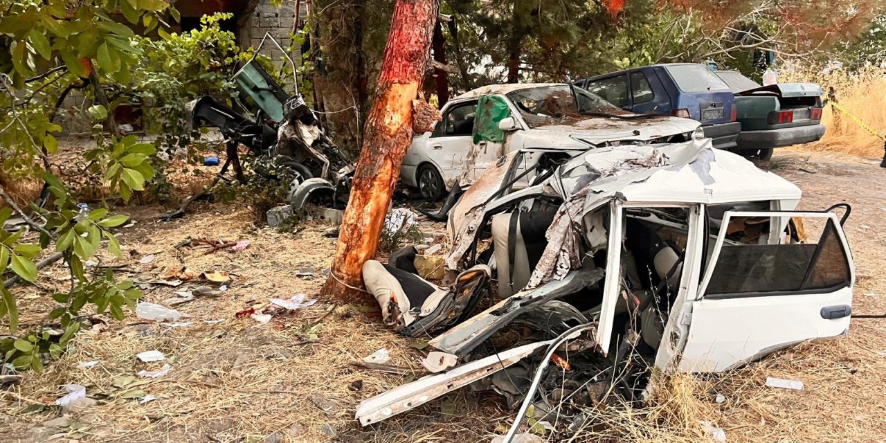 Kahramanmaraş’ta otomobil ağaca çarptı: 1 kişi hayatını kaybetti, 2 kişi yaralandı