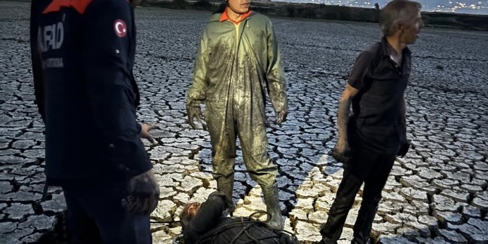 Kahramanmaraş’ta köprü altında çamura saplanan yaşlı adam kurtarıldı
