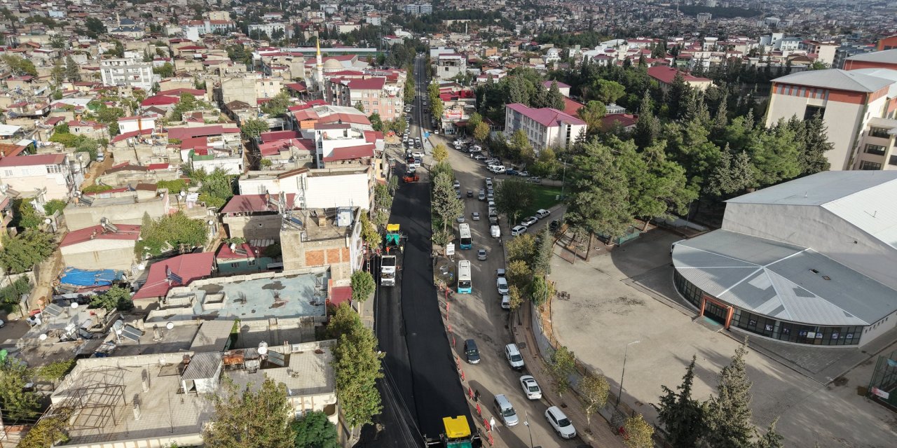 Kahramanmaraş Bayazıtlı Bulvarı’nda Asfalt Mesaisini Sürdürüyor