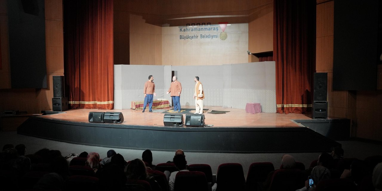 Kahramanmaraş’ta Tiyatroseverler Kahkahaya Doydu