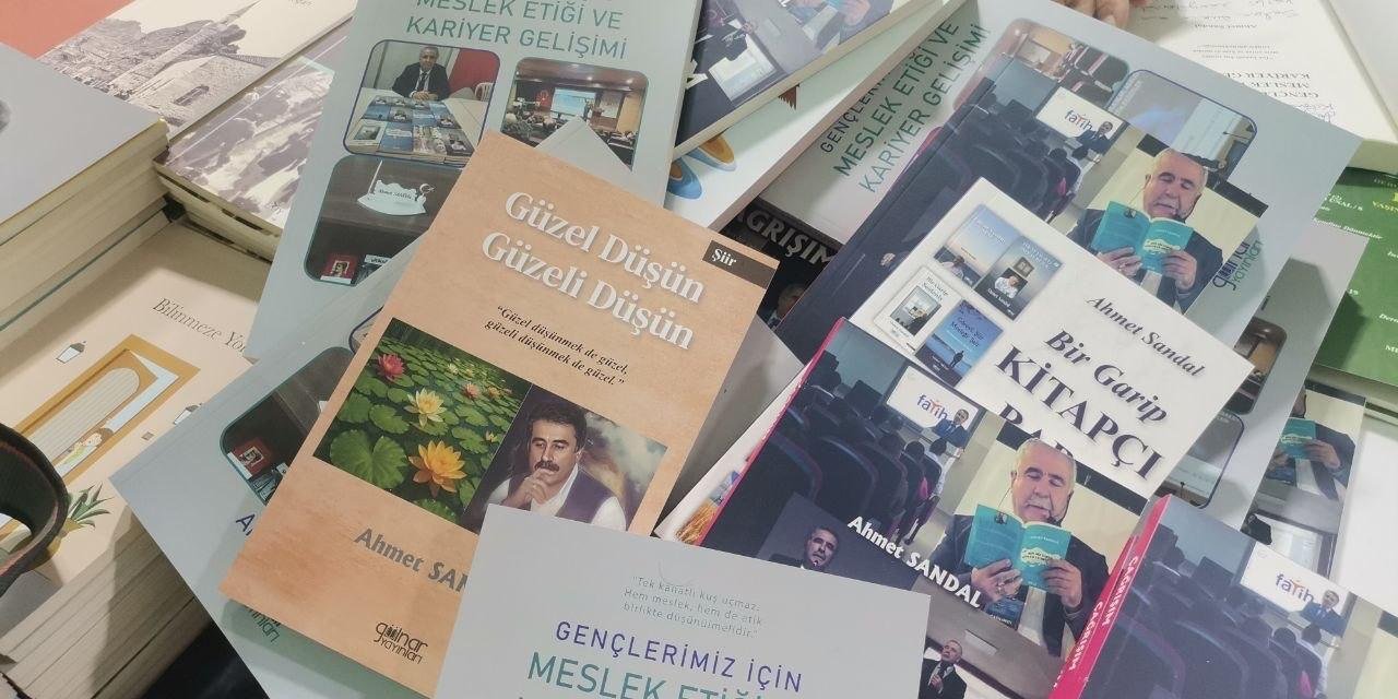 Kitapçı Baba Ahmet Sandal, Kahramanmaraş Kitap Fuarı’nda okurlarıyla buluştu