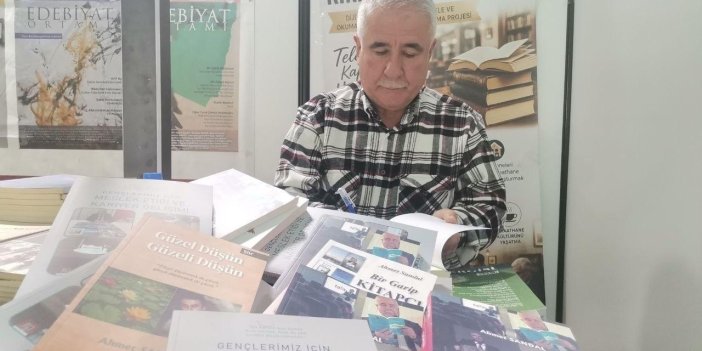 Kitapçı Baba Ahmet Sandal, Kahramanmaraş Kitap Fuarı’nda okurlarıyla buluştu