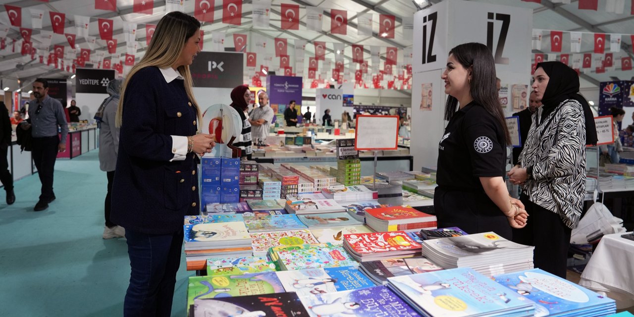 Fulya Öztürk ve Türker Akıncı Kitap Fuarında Sevenleriyle Buluştu