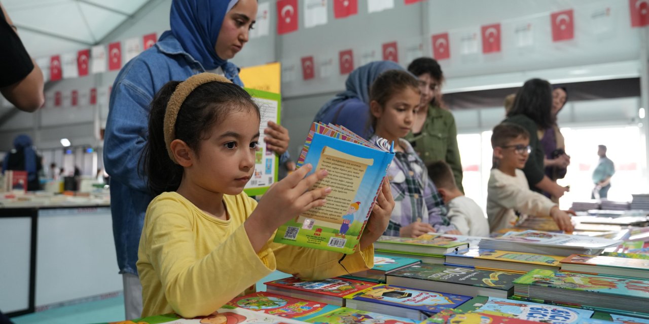Kitap Fuarı Dokuzuncu Gününde de Ziyaretçi Akınına Uğradı