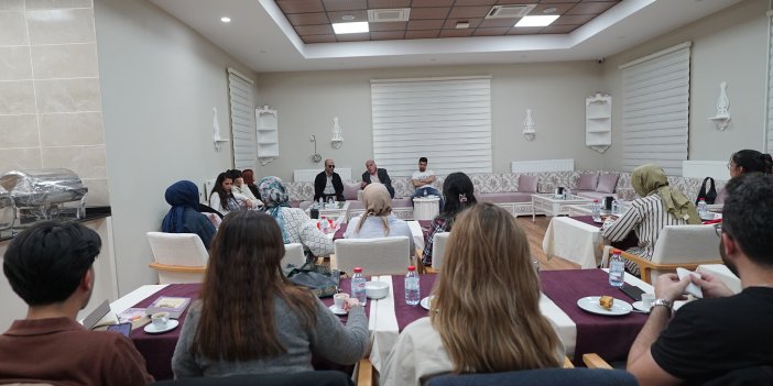 Uluslararası Yazarlar Tecrübelerini Gençlerle Paylaştı