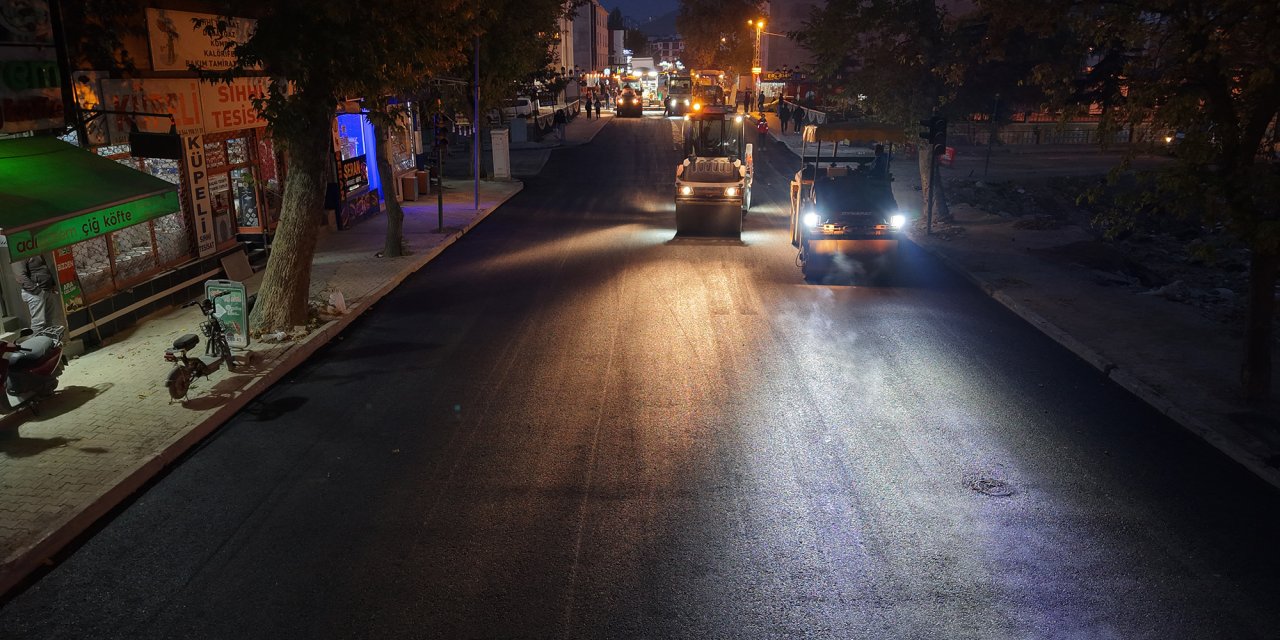 Elbistan’da Bir Caddeyi Daha Asfaltla Buluşturdu