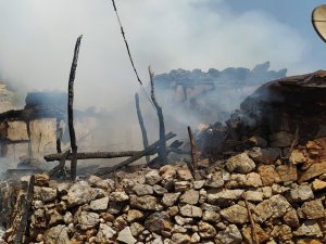 Kahramanmaraş’ta yangın bir evi kül etti