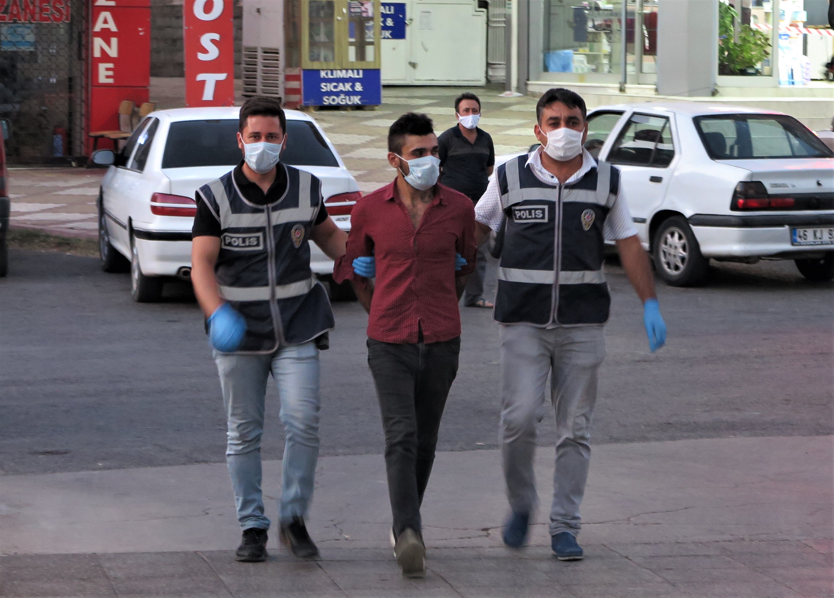 Çaldıklarını meslektaşlarından Pitbul köpeğiyle korumuş