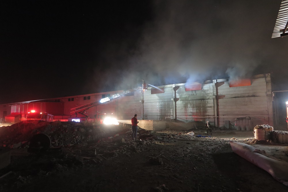 Boya fabrikasındaki yangın kontrol altına alındı