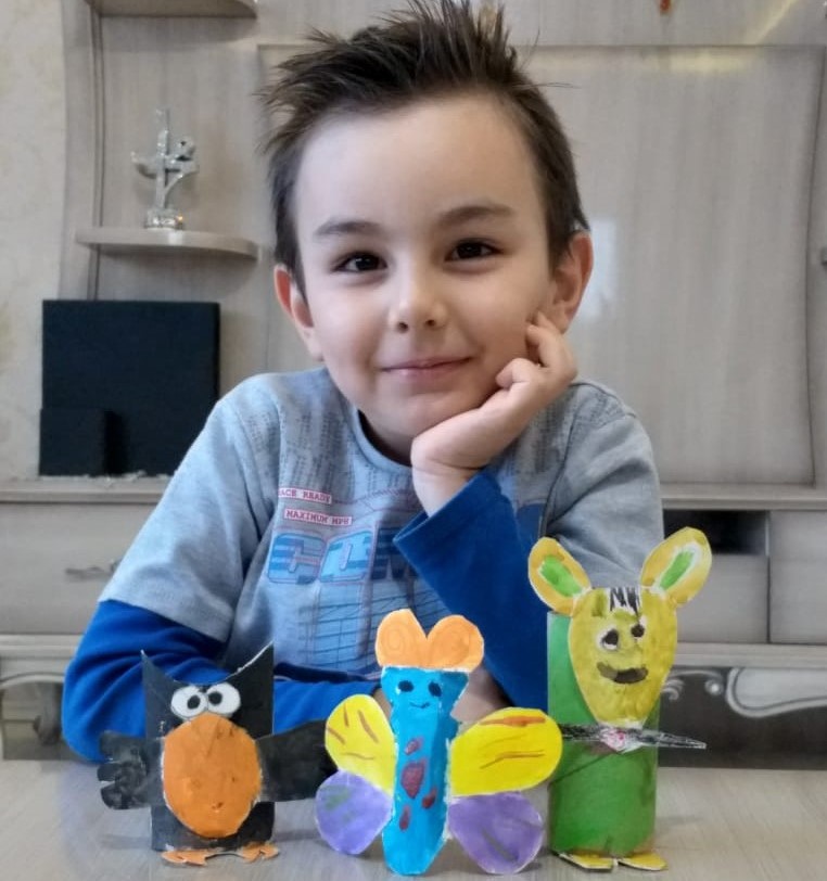 Folyodan robot kıyafeti yapıp virüslere meydan okudu