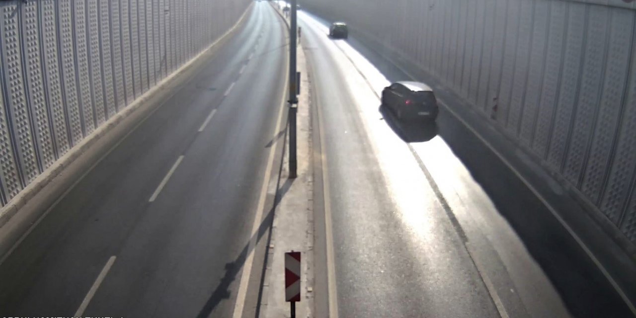 Alt geçitte kontrolden çıkan otomobil takla attı