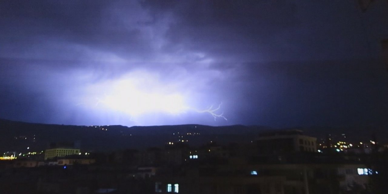 Kahramanmaraş’ta yıldırım ve şimşekler görsel şöleni kamerada