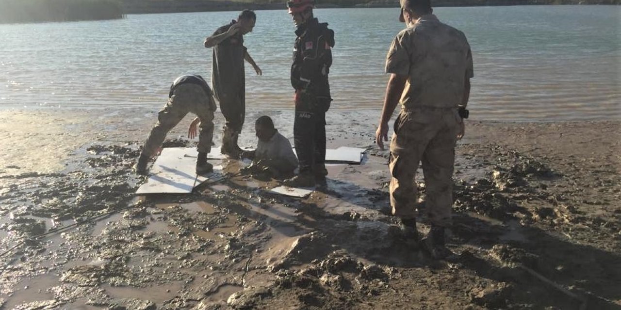 Kahramanmaraş’ta çamura saplanan yaşlı adamı itfaiye kurtardı