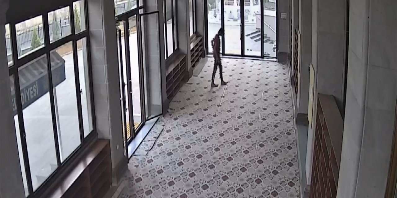 Camiden hırsızlık yaptı bıraktığı notla helallik istedi