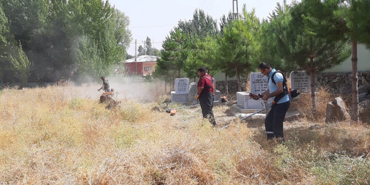 Elbistan’da mezarlıkların bakımı yapılıyor
