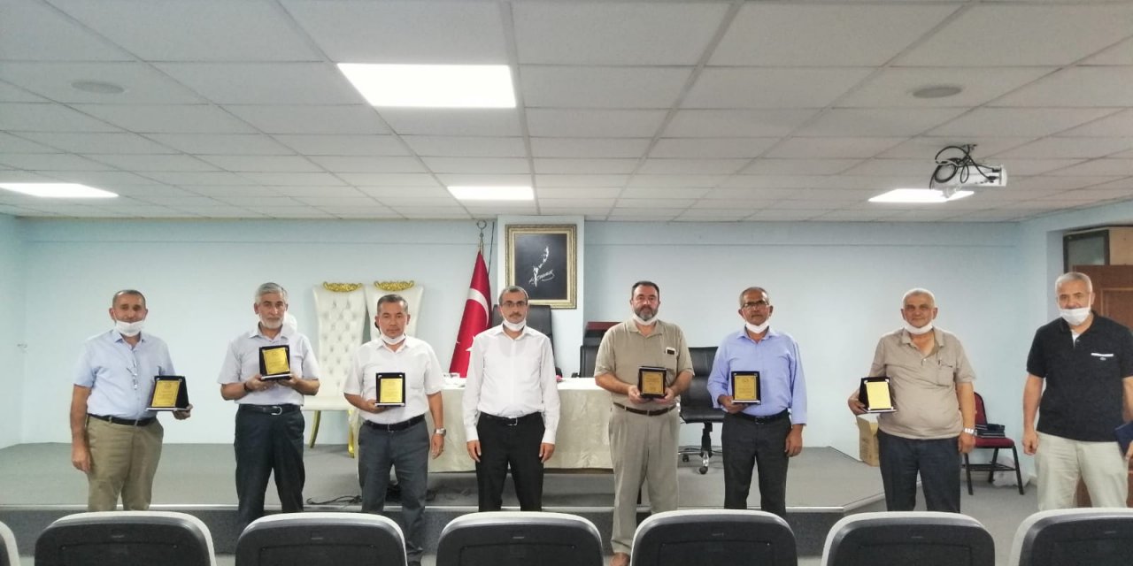 Müftülükten emekli olan din adamlarına plaket verildi