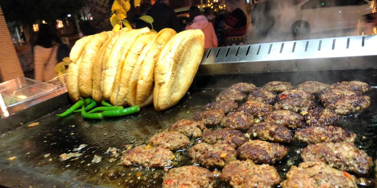 Kahramanmaraş’ta vatandaşlar sokak lezzetlerine yöneldi