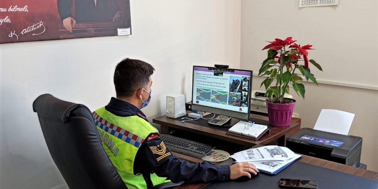 Jandarma ‘EBA’ üzerinden trafik eğitimi verdi