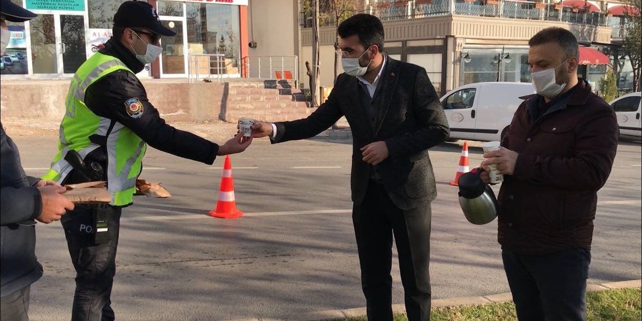 Kısıtlamada görevli polis memurlarına çay-simit ikramı