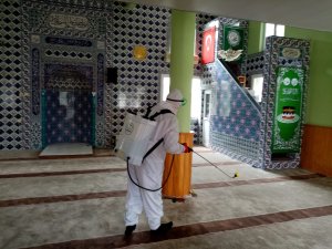DULKADİROĞLU’NDA CAMİ VE CEM EVLERİ DEZENFEKTE OLUYOR