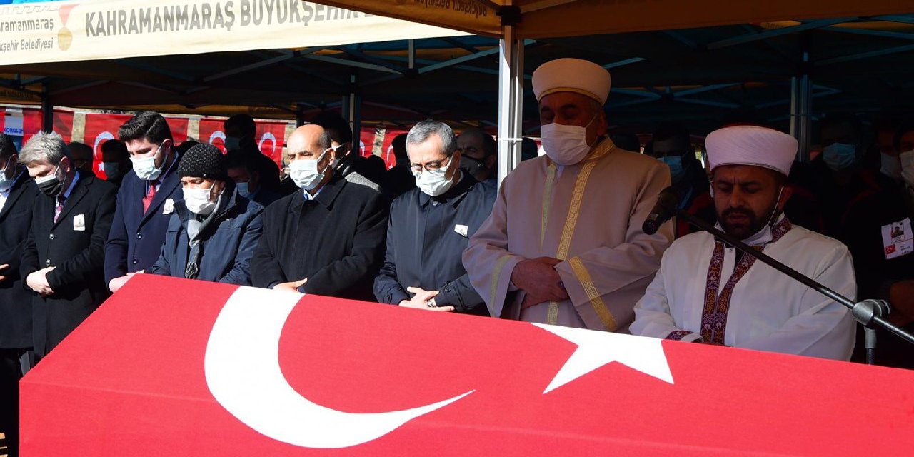 Şehidinin cenaze namazını ağabeyi kıldırdı