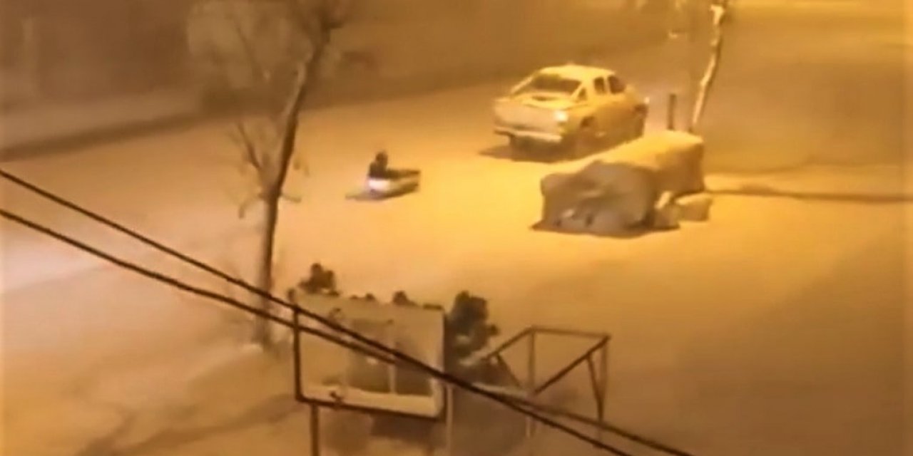 Kahramanmaraş’ta karda küvetli kızak keyfi