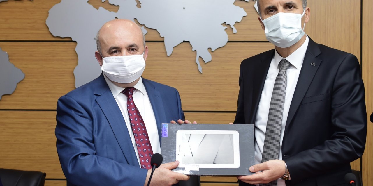 Başkan Okay’dan tablet bilgisayar bağışı