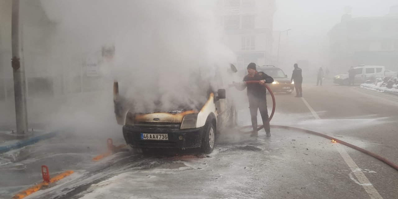 Elbistan’da hafif ticari araç alev topuna döndü