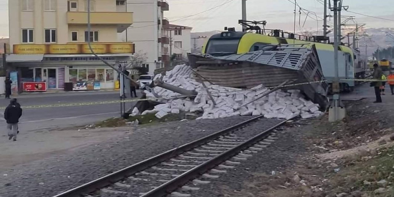 Kahramanmaraş’ta yük treni tırı biçti: 2 yaralı