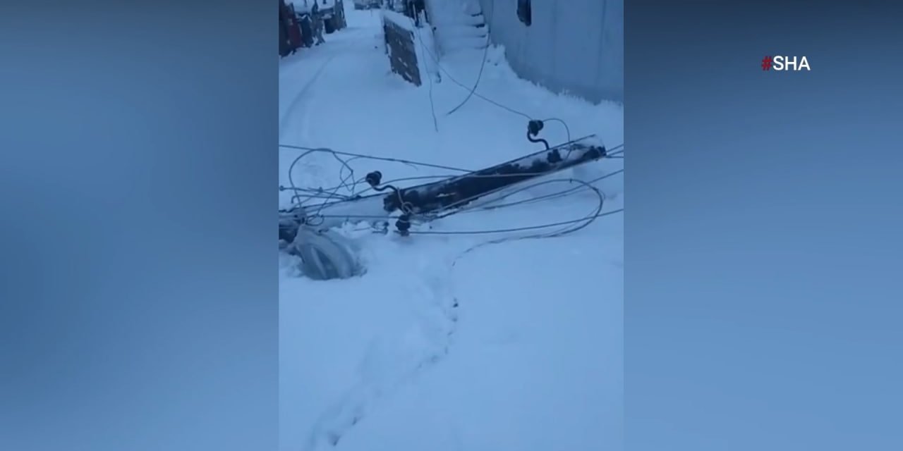 Kar yağışı sonrası elektrik direkleri devrildi