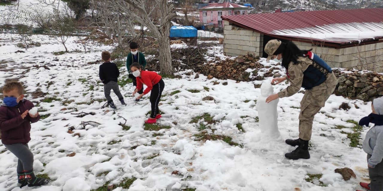 Jandarma çocukları sevindirdi