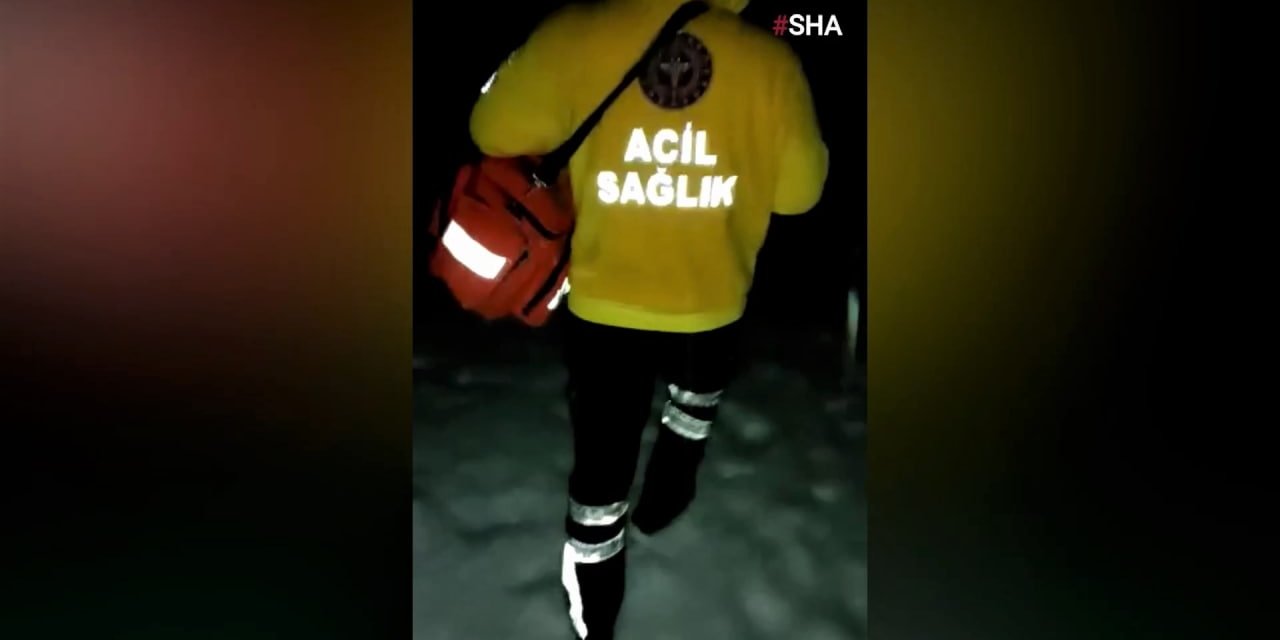 ‘112 Acil’ ekipleri hastaya ulaşmak için karlı yolları yürüyerek aştı