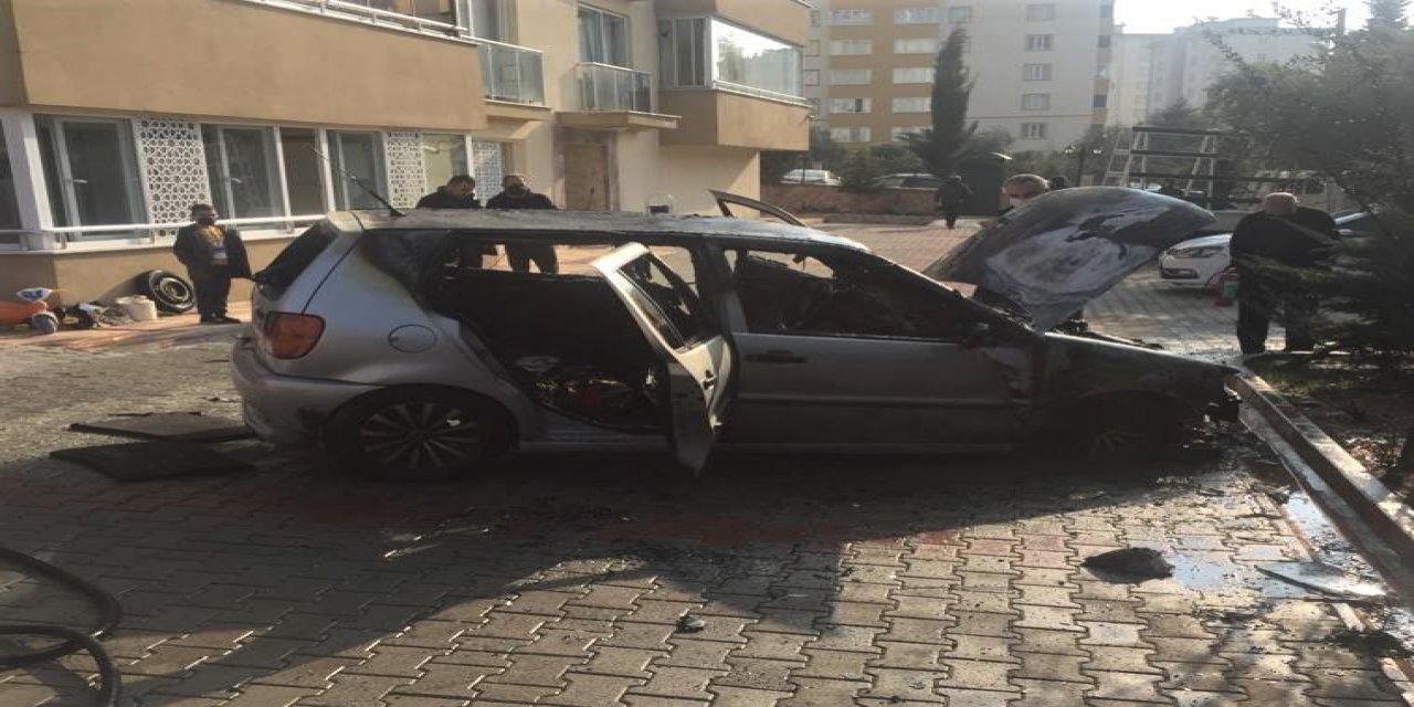 Park halindeki otomobil cayır cayır yandı