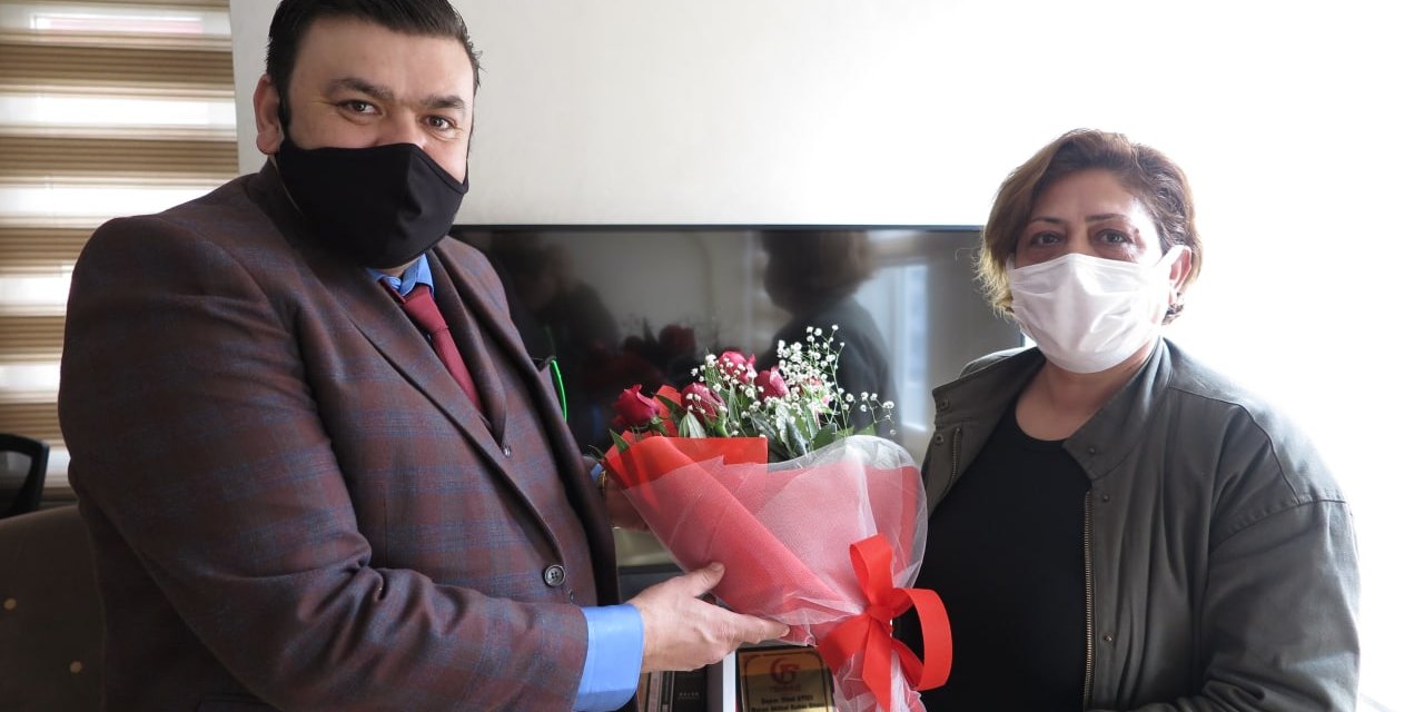 Sevgililer gününde kadın gazetecilere gül dağıttı