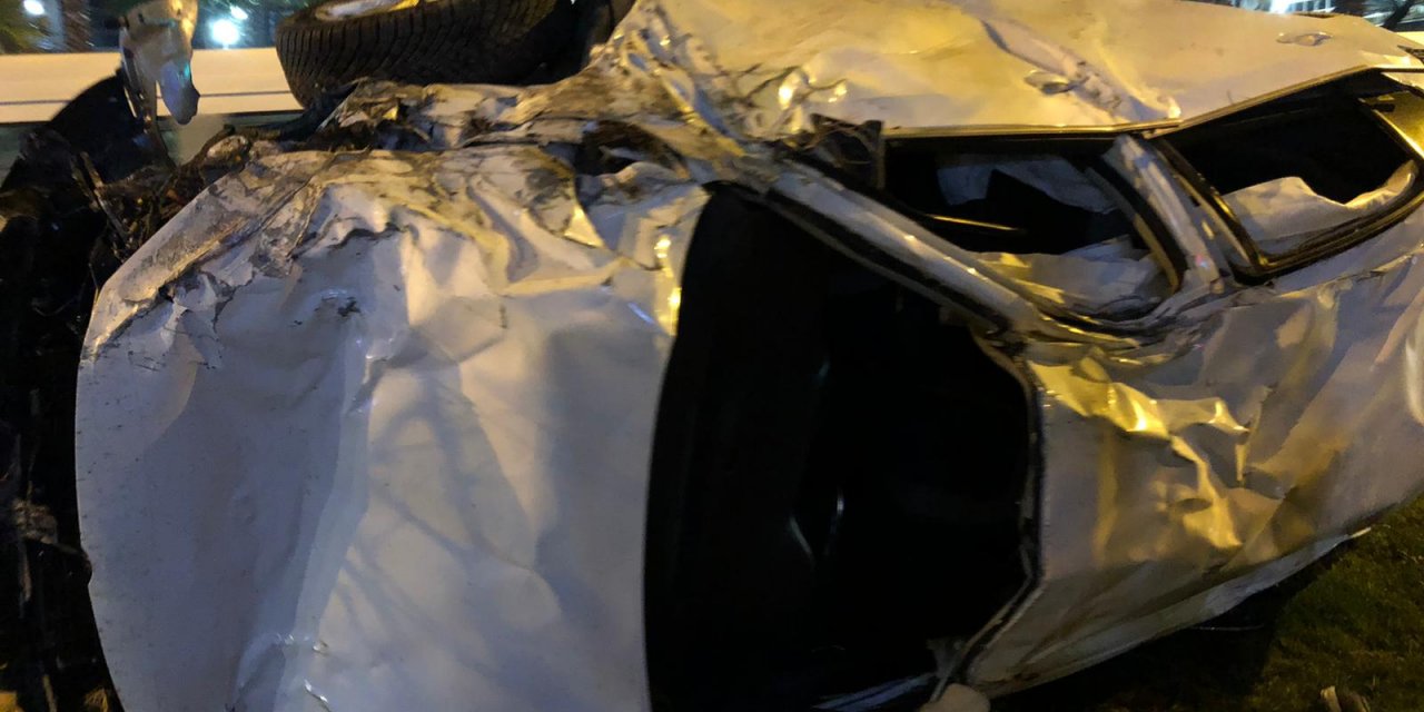 Kahramanmaraş’ta kavşakta çarpışan iki otomobil paramparça oldu